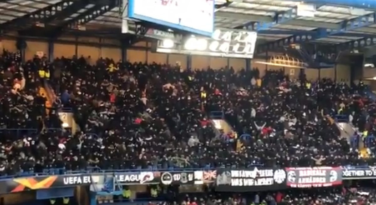 Gostujući sektor Stamford Bridgea se tresao i prije nego što je utakmica počela