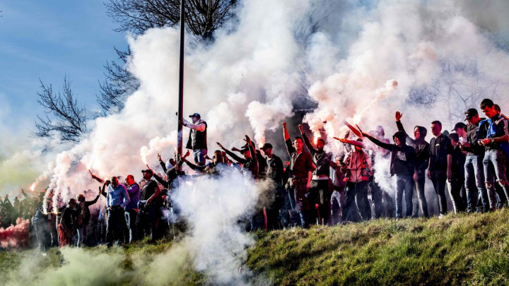 Dan pred veliki derbi navijači su bakljadom i pjesmom ohrabrivali igrače