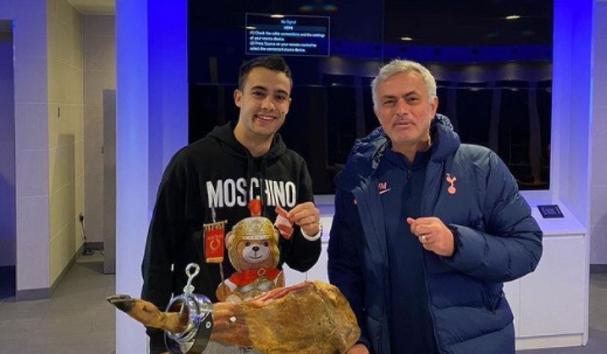 Mourinho počastio igrača poklonom od 500 funti: Ja ispunjavam obećanja Mourinho počastio igrača poklonom od 500 funti: Ja ispunjavam obećanja