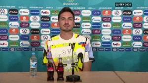 Hummels privukao veliku pozornost majicom na press konferenciji: Na njoj je ispisana jasna poruka