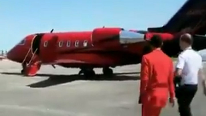 Crveno odijelo, crveni avion - da li je let u pravcu crvenog dijela Liverpoola?