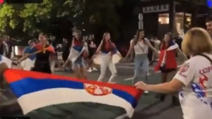 Srbi igraju kolo ispred hotela, policija se sukobila s demonstrantima