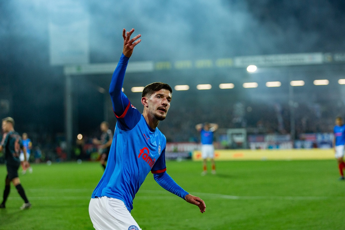 Kandidat za gol sezone - Armin Gigović izveo pravo malo čudo protiv Borussije! Kandidat za gol sezone - Armin Gigović izveo pravo malo čudo protiv Borussije!