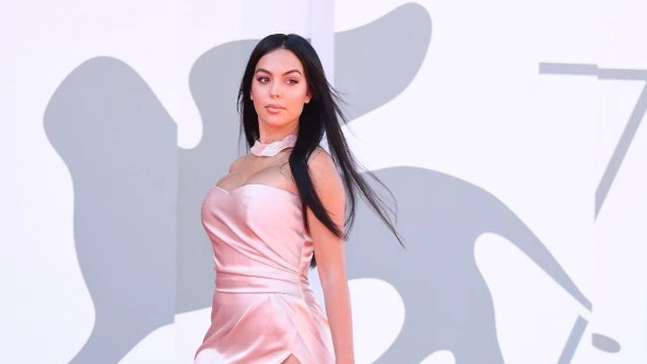 Georgina zablistala na crvenom tepihu u Veneciji, ali je izrez na haljini previše otkrio