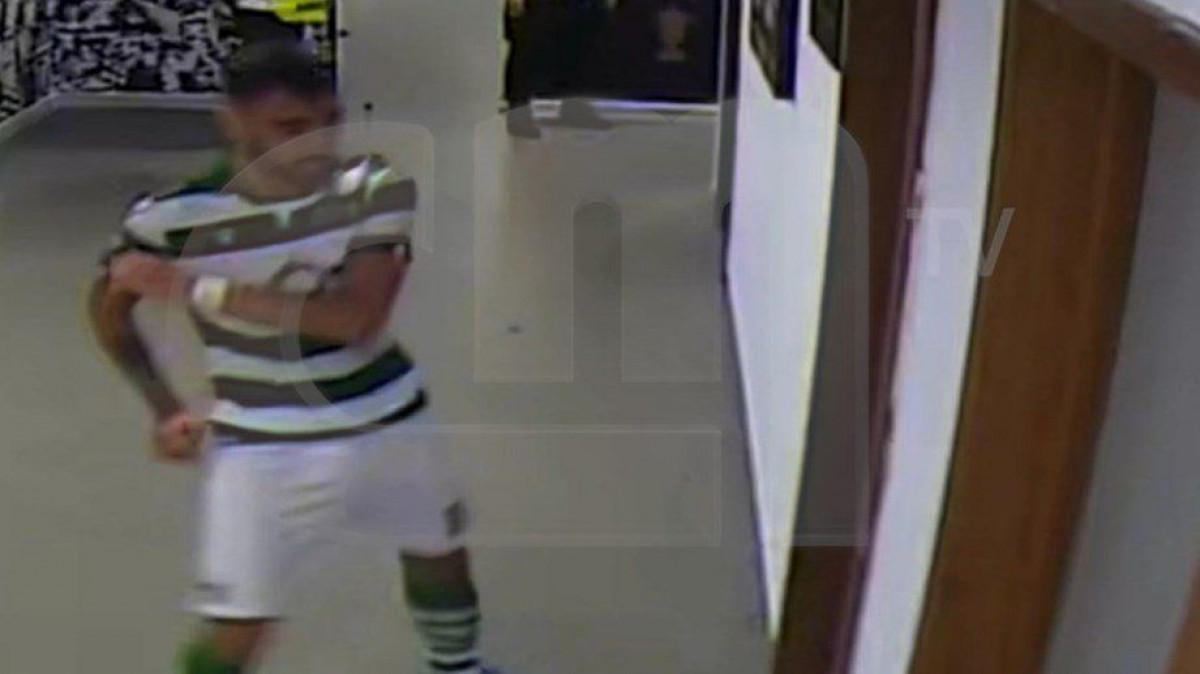 Bruno Fernandes nakon crvenog kartona razbio vrata, a onda krenuo u obračun sa zaštitarima Bruno Fernandes nakon crvenog kartona razbio vrata, a onda krenuo u obračun sa zaštitarima