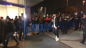Nezapamćene scene iz Barcelone: Ovakav doček velikog rivala se ne pamti