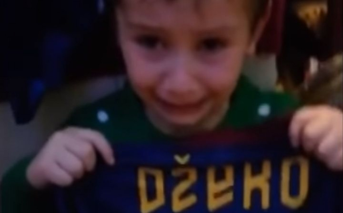 Dječak zaplakao od radosti kada je vidio da je za Božić dobio dres Edina Džeke