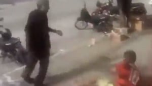 Djeda na ulici napao tinejdžer i napravio je najveću moguću grešku