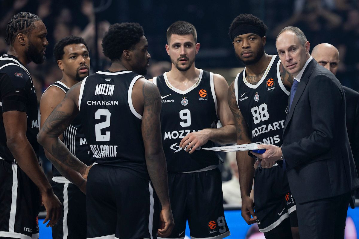 Grobari razapinju zvijezdu Partizana: "Nezahvalni mali kretenu, zažalit ćeš što si došao u Beograd"