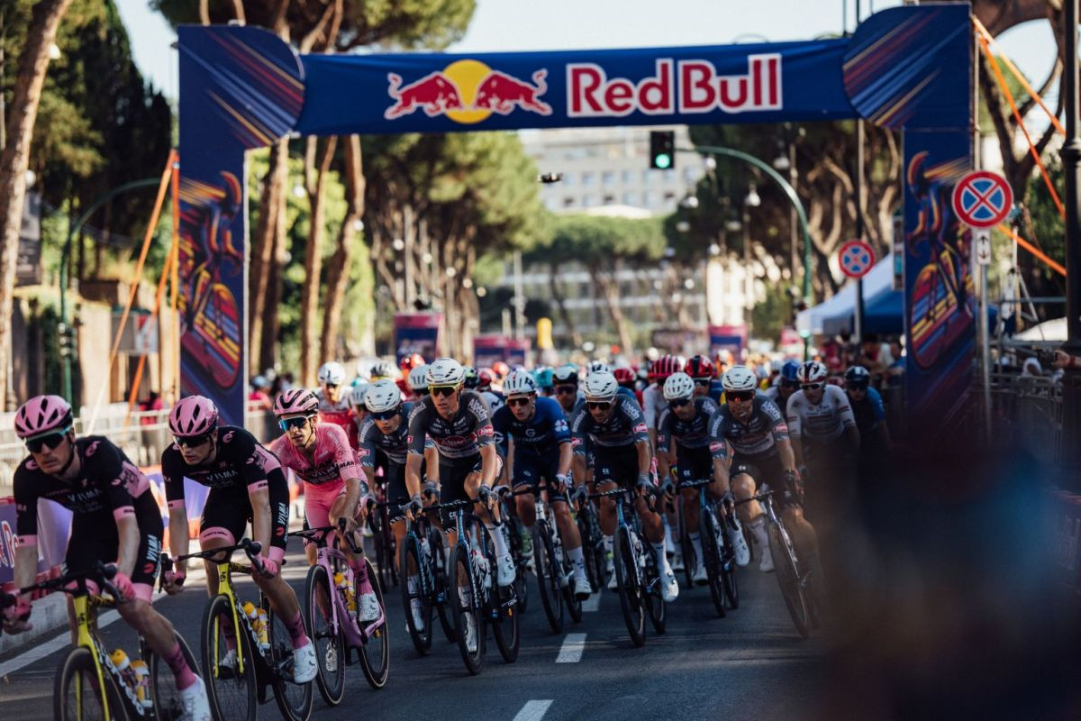 Okončan ovogodišnji Giro d'Italia, Red Bull F1 bolid obilježio posljednji dan u Rimu Okončan ovogodišnji Giro d'Italia, Red Bull F1 bolid obilježio posljednji dan u Rimu