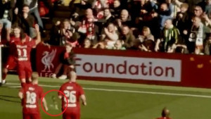 Nečuvano ponašanje Stevena Gerrarda na humanitarnoj utakmici, zviždali su mu i gađali ga predmetima