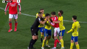 Petorica na jednog! Amar Dedić sinoć pokazao da se ne boji nikog, navijači Benfice oduševljeni!