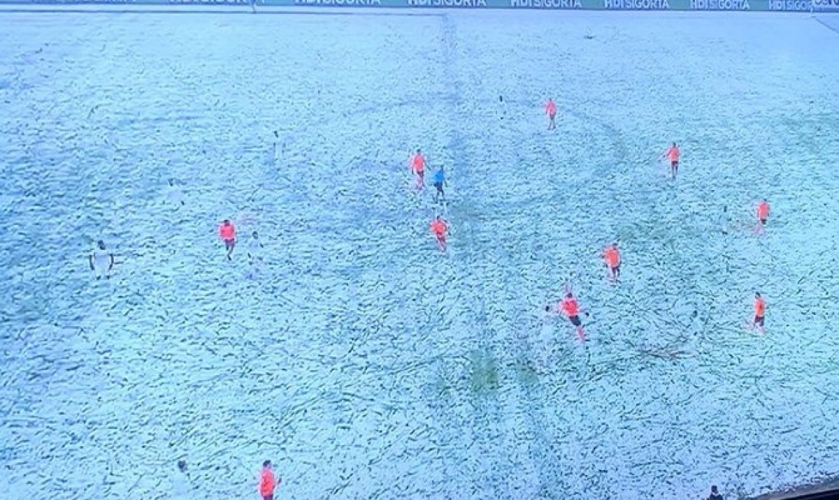 Bijeli dresovi na snijegu nisu baš najbolji izbor: Gledaoci su jedva vidjeli fudbalere na terenu