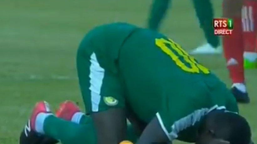 Senegal slavio, ali Manea su kritike toliko pogodile da je na kraju plačući legao na travu
