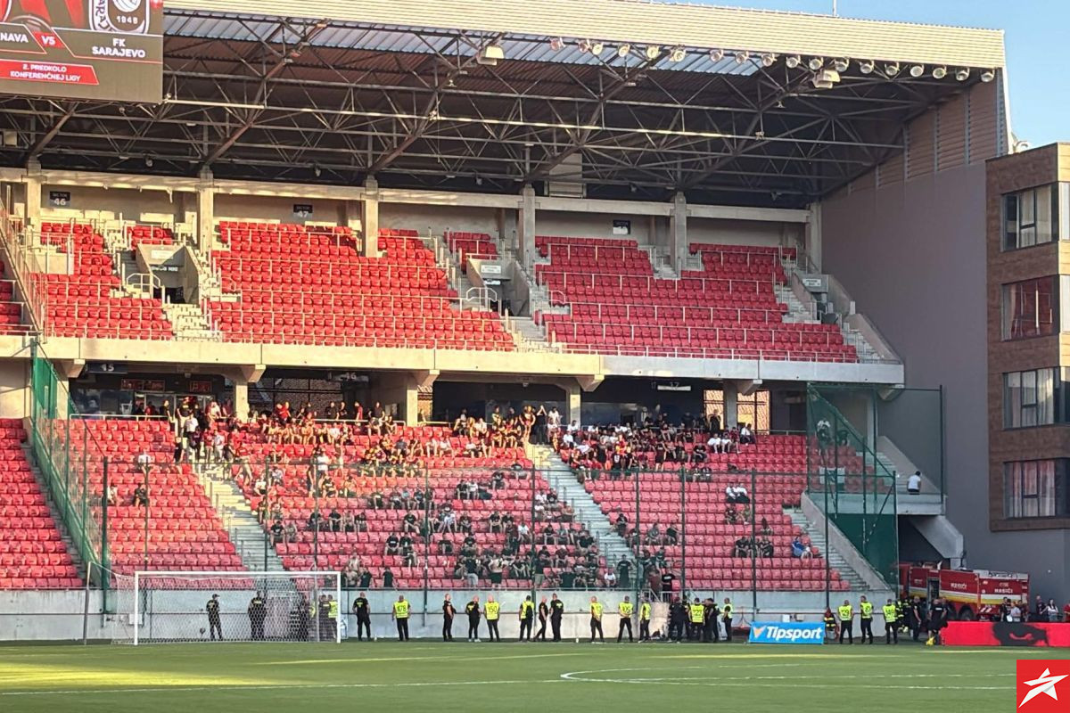 Navijači Sarajeva polako stižu na "svoju" tribinu stadiona u Trnavi