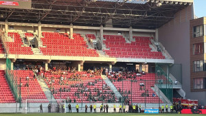 Navijači Sarajeva polako stižu na "svoju" tribinu stadiona u Trnavi