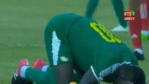 Senegal slavio, ali Manea su kritike toliko pogodile da je na kraju plačući legao na travu