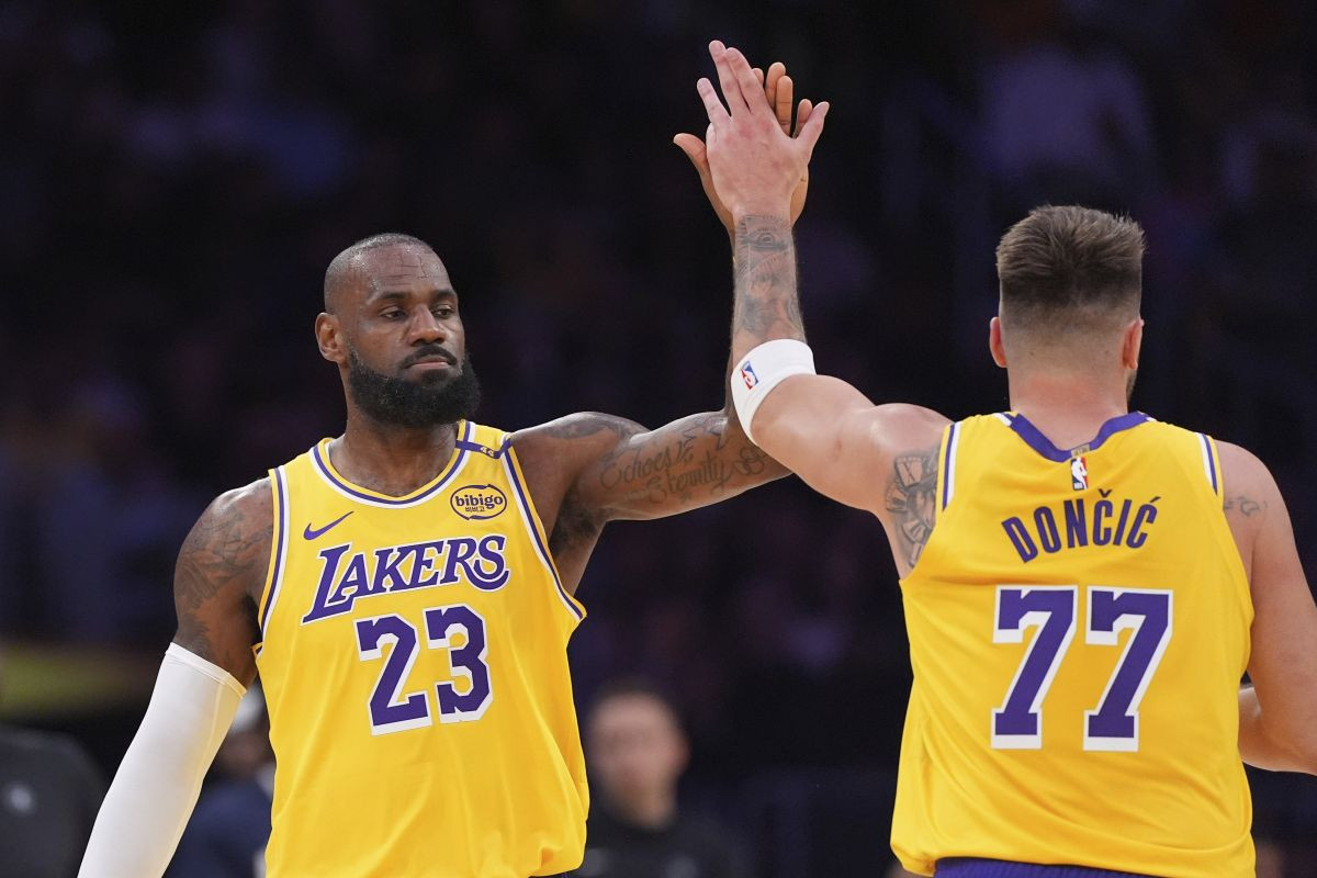 Kakva hemija se stvara u Lakersima: LeBron izveo još jedno čudo prirode, Dončić sa double-doubleom Kakva hemija se stvara u Lakersima: LeBron izveo još jedno čudo prirode, Dončić sa double-doubleom