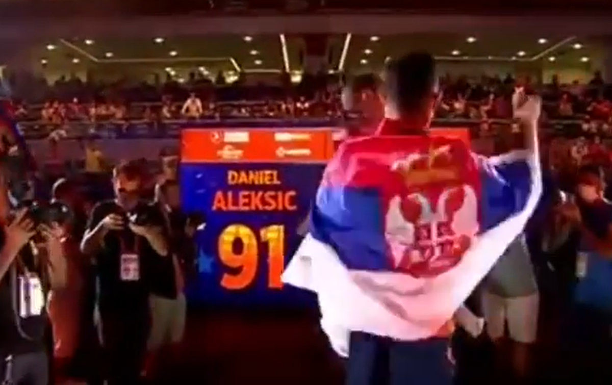 Višćin saigrač sa zastavom Srbije i uz hrvatski muzički hit proslavio titulu Višćin saigrač sa zastavom Srbije i uz hrvatski muzički hit proslavio titulu
