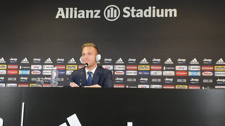 Arthur poručio da je sretan što je došao u Juventus, a onda "bocnuo" Messija