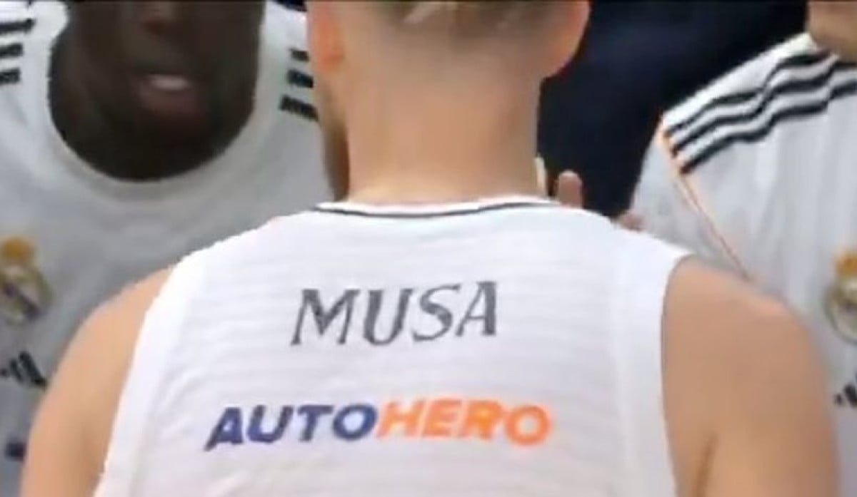 Sudija "istjerao" Džanana Musu s parketa kada je vidio u kojem dresu je htio početi drugi dio meča Sudija "istjerao" Džanana Musu s parketa kada je vidio u kojem dresu je htio početi drugi dio meča