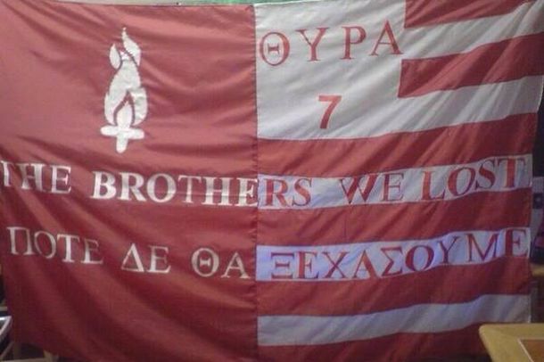 Navijači Olympiacosa odaju počast žrtvama Hillsborougha Navijači Olympiacosa odaju počast žrtvama Hillsborougha