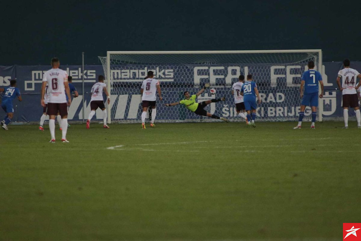 Poluvrijeme na Pecari: Petrović dva puta pokazivao na penal