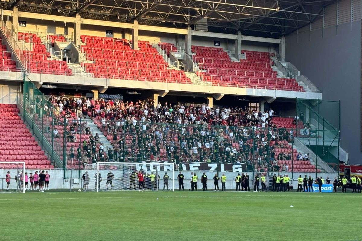 Sve je utihnulo na stadionu u Trnavi, a onda je zagrmilo: Sarajevo, Sarajevo Sve je utihnulo na stadionu u Trnavi, a onda je zagrmilo: Sarajevo, Sarajevo