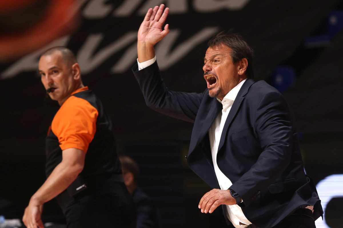 Ataman poludio na prijateljskoj utakmici: Trener ušao na teren i napao sudije! Ataman poludio na prijateljskoj utakmici: Trener ušao na teren i napao sudije!