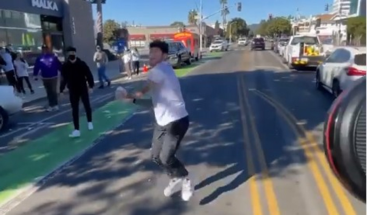 YouTuber doslovno želi da ga neko prebije: Na ulici smećem napao poznatog borca, pa pobjegao