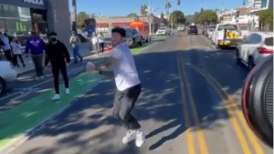 YouTuber doslovno želi da ga neko prebije: Na ulici smećem napao poznatog borca, pa pobjegao