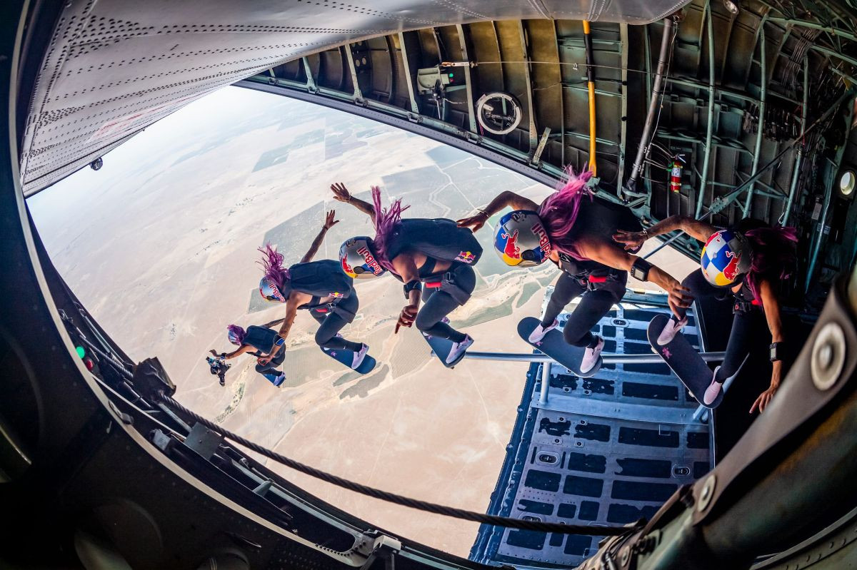 Nevjerovatni skateboard trik i skok iz aviona Leticie Bufoni