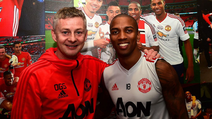Ashley Young produžio ugovor sa Manchester Unitedom