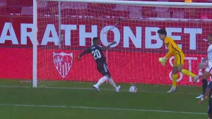 Nekad je najbolje prešutjeti: Vinicius iz završene situacije ne da je promašio gol, već i loptu!