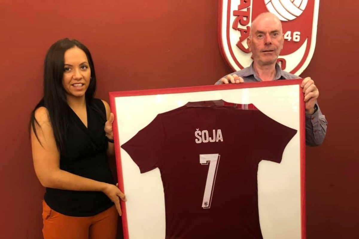 Direktorica FK Sarajevo uručila poklon uposleniku koji je u klubu doživio svih sedam titula