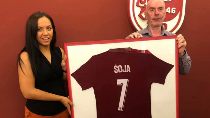Direktorica FK Sarajevo uručila poklon uposleniku koji je u klubu doživio svih sedam titula