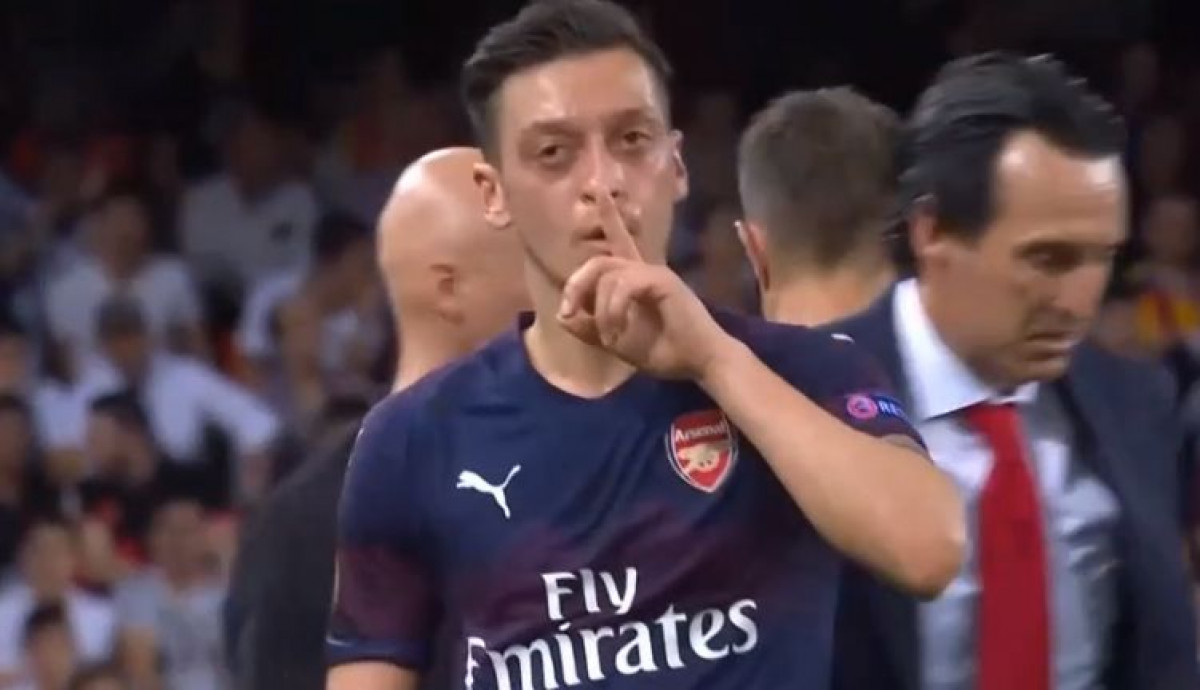Mesut Ozil ušutkivao navijače Valencije dok je izlazio s terena i napravio haos na tribinama