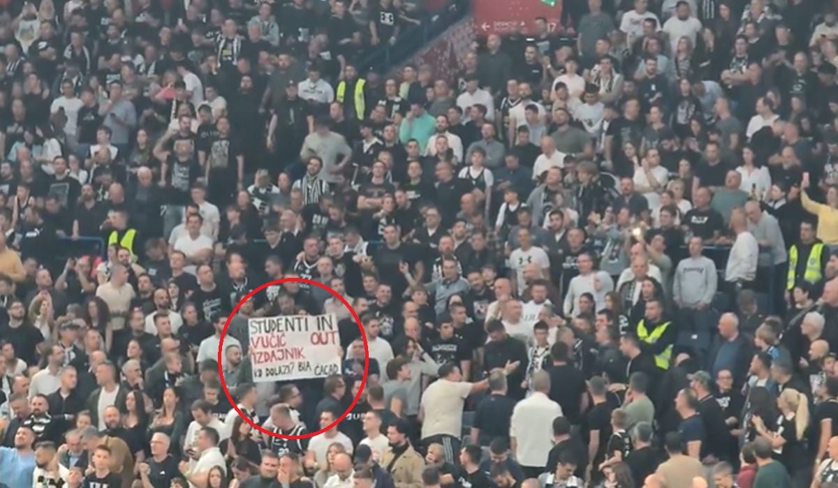 U Arenu unio transparent "Studenti IN, Vučić OUT", nastao haos, pa otkrio šta mu je Partizan uradio! U Arenu unio transparent "Studenti IN, Vučić OUT", nastao haos, pa otkrio šta mu je Partizan uradio!