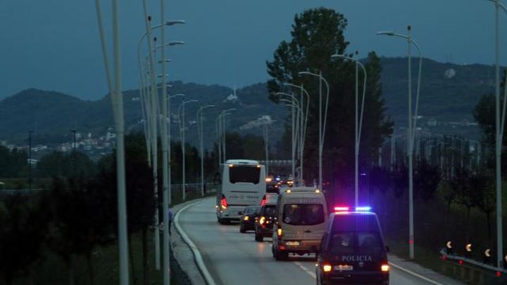 Albanski navijači kamenovali autobus Srbije