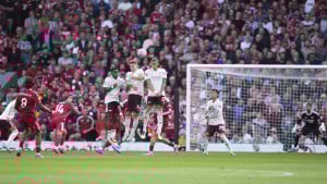 Derbi je bio dosadan do 83. minute, a onda golčina Szoboszlaija iz slobodnjaka!