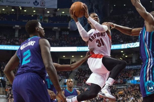 Charlotte iznenadio Raptorse, Knicksi tonu sve dublje