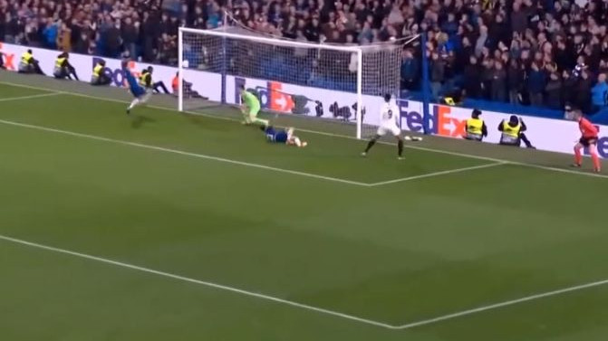 Igrači i navijači Frankfurta počeli slaviti prolaz u finale, a onda je s gol linije lotpu izbio Luiz