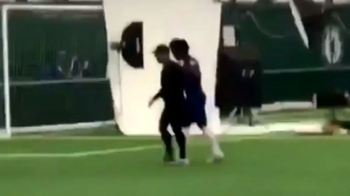 Znoj oblio navijače Lyona: Ko je osoba u Chelseajevom kampu?