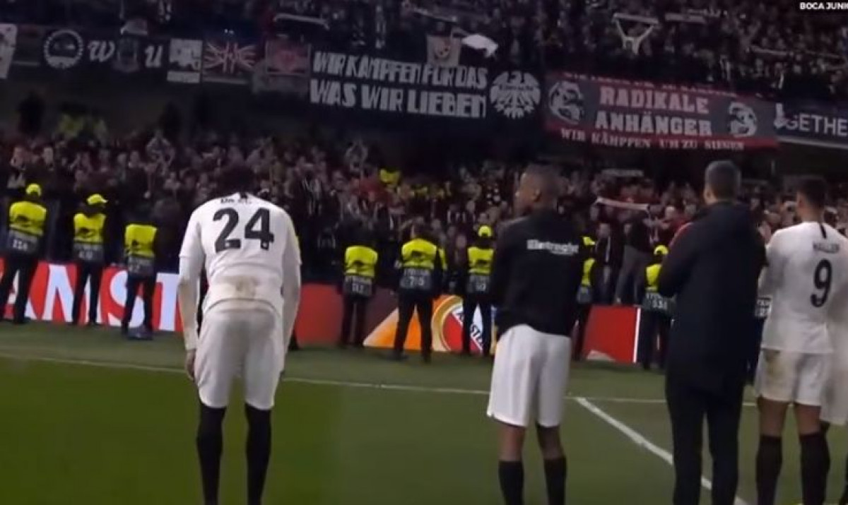 Da se naježiš: Navijači Frankfurta pjesmom pozdravili igrače nakon šokantnog poraza
