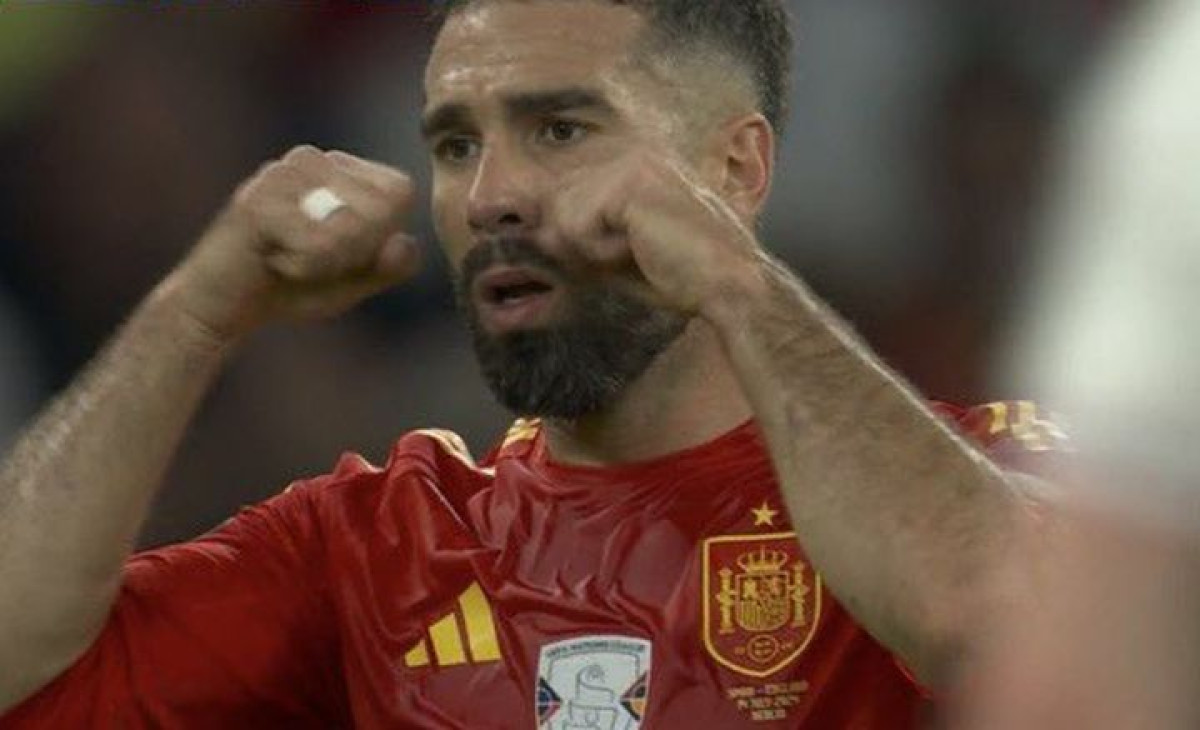 Carvajal vidio Saku kako leži na terenu, a ono što je uradio izazvalo je bijes širom Engleske