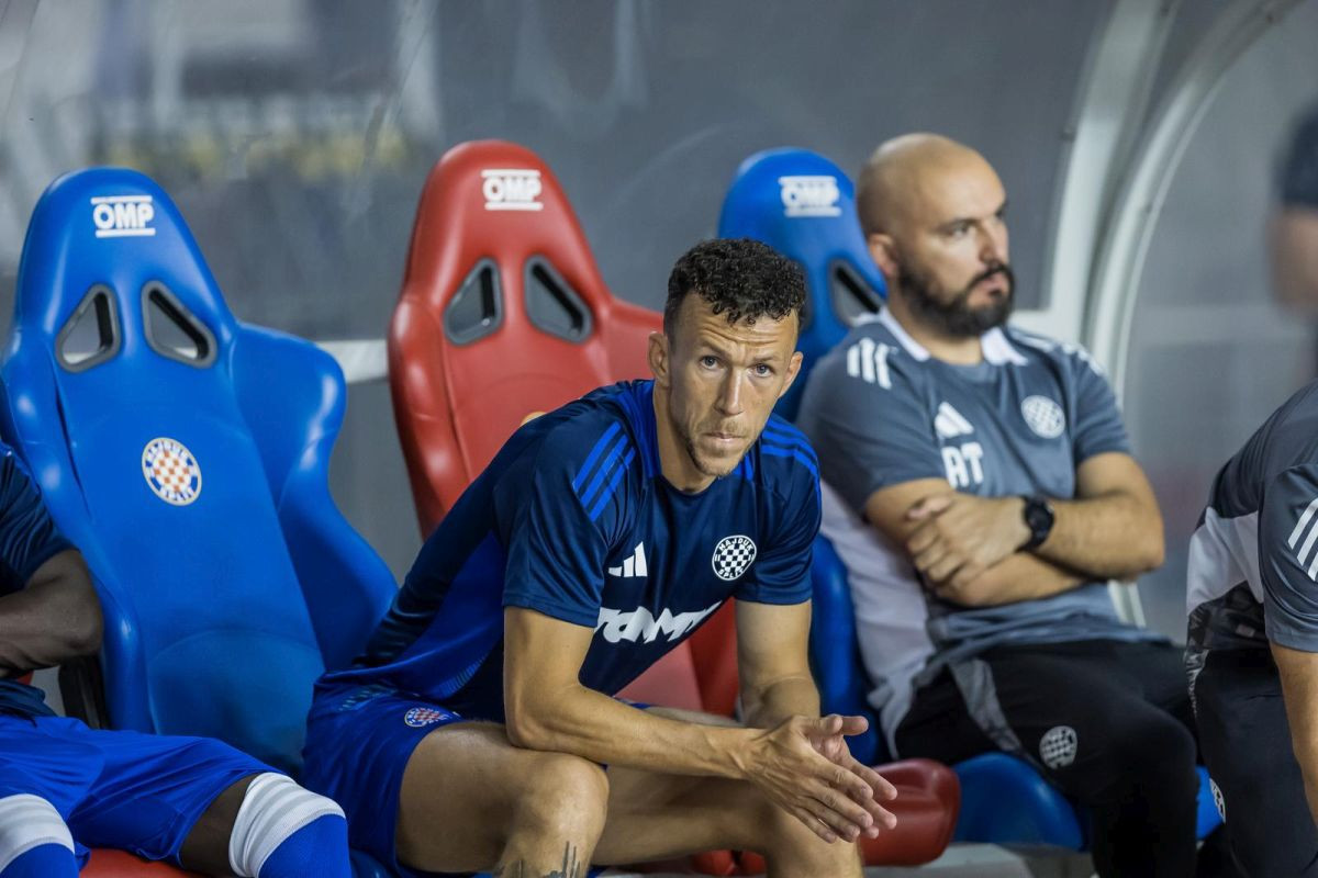 Navijači PSV-a čuli da stiže Ivan Perišić, pa "iskopali" staru fotografiju Hrvata i poslali poruku Navijači PSV-a čuli da stiže Ivan Perišić, pa "iskopali" staru fotografiju Hrvata i poslali poruku
