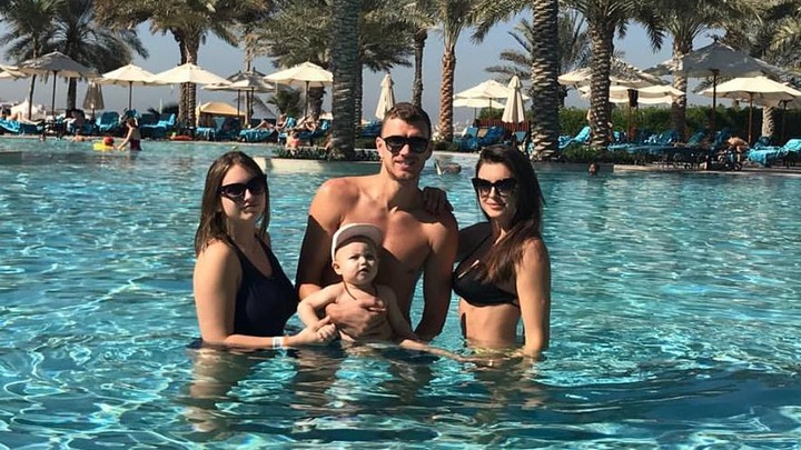 Zaslužen odmor: Džeko u lijepom društvu uživa u Dubaiju