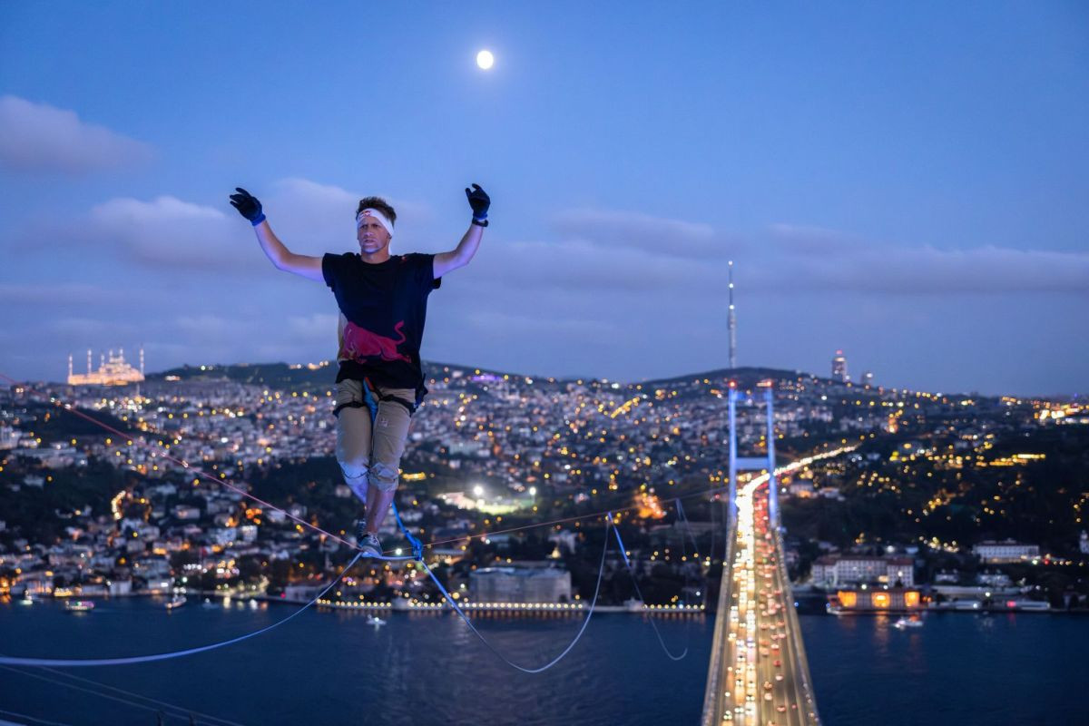 Jaan Roose postao prvi čovjek koji je prešao slacklineom s jednog kontinenta na drugi Jaan Roose postao prvi čovjek koji je prešao slacklineom s jednog kontinenta na drugi