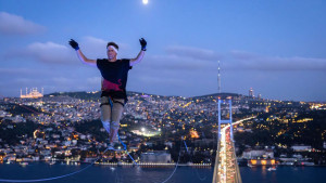 Jaan Roose postao prvi čovjek koji je prešao slacklineom s jednog kontinenta na drugi