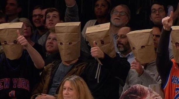 Sa vrećom na glavi gledali novi poraz užasnih Knicksa